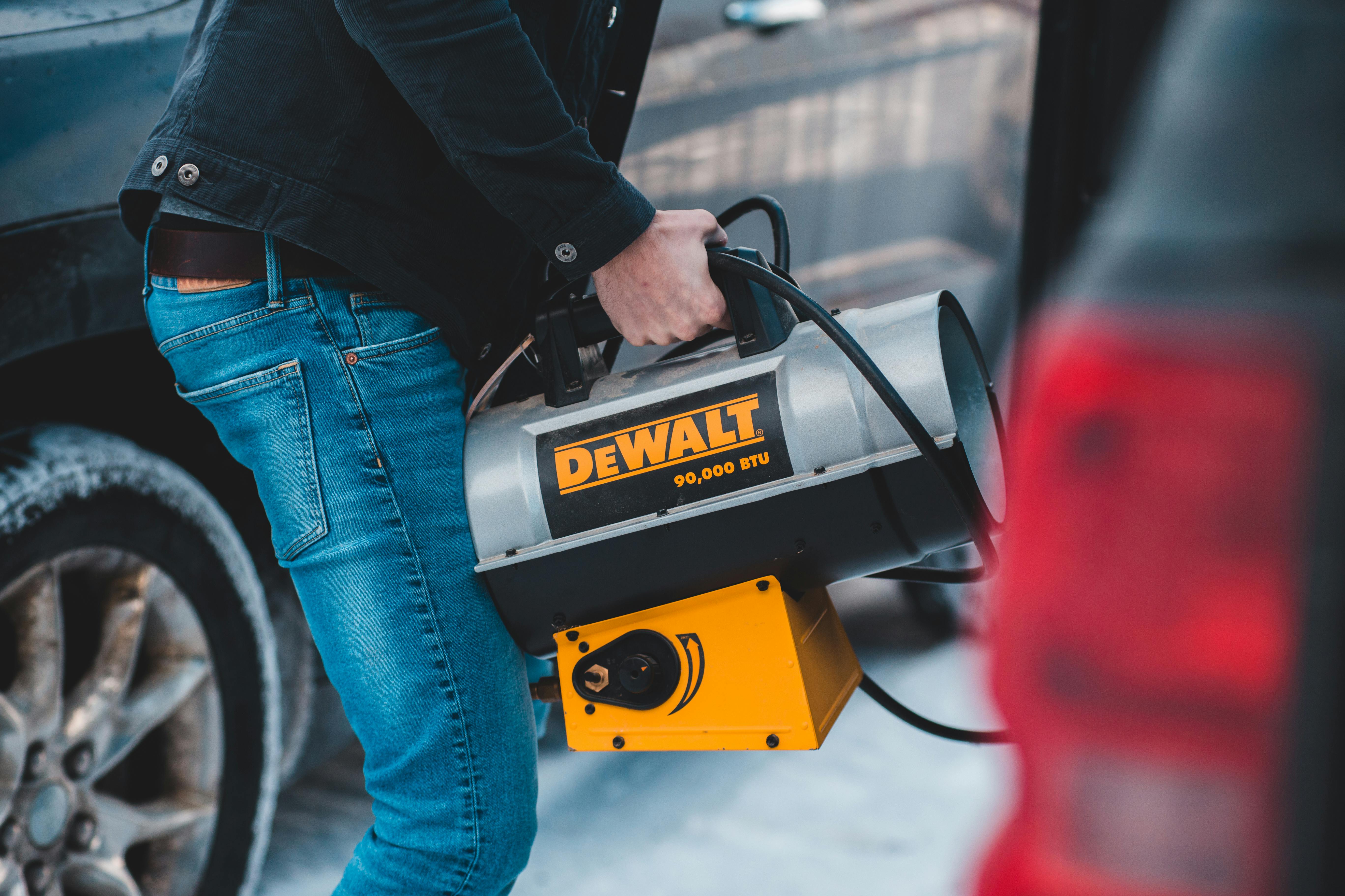 Dewalt Akkuschrauber in action on a construction site